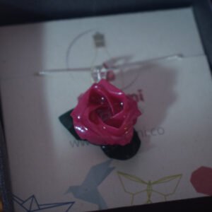 Collar de rosa resinada con cadena en plata
