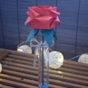 Florero solitario de rosa de origami