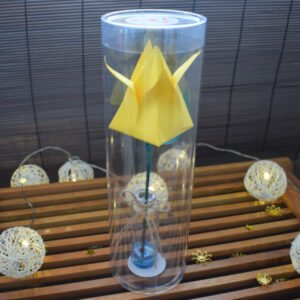Florero solitario de tulipán de origami