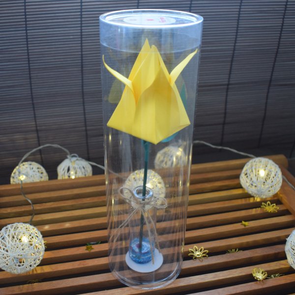 Florero solitario de tulipán de origami