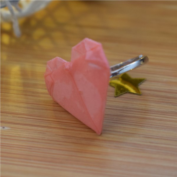 Anillo de corazón de origami resinado con accesorios en plata