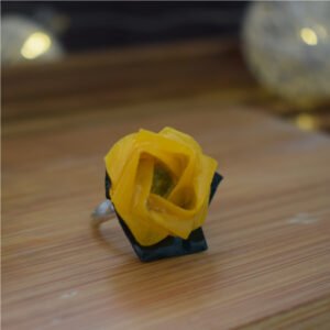 Anillo de rosa de origami resinado con accesorios en plata