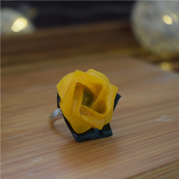 Anillo de rosa de origami resinado con accesorios en plata