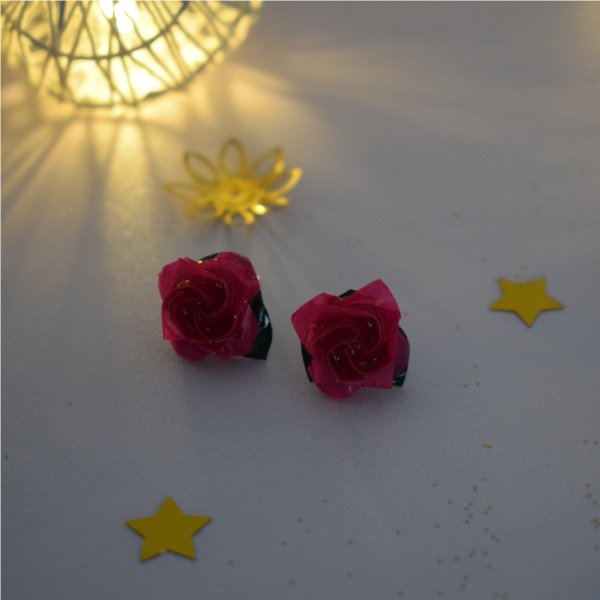 Aretes de rosa de origami con accesorios en plata
